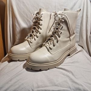 Woman's boots size 11